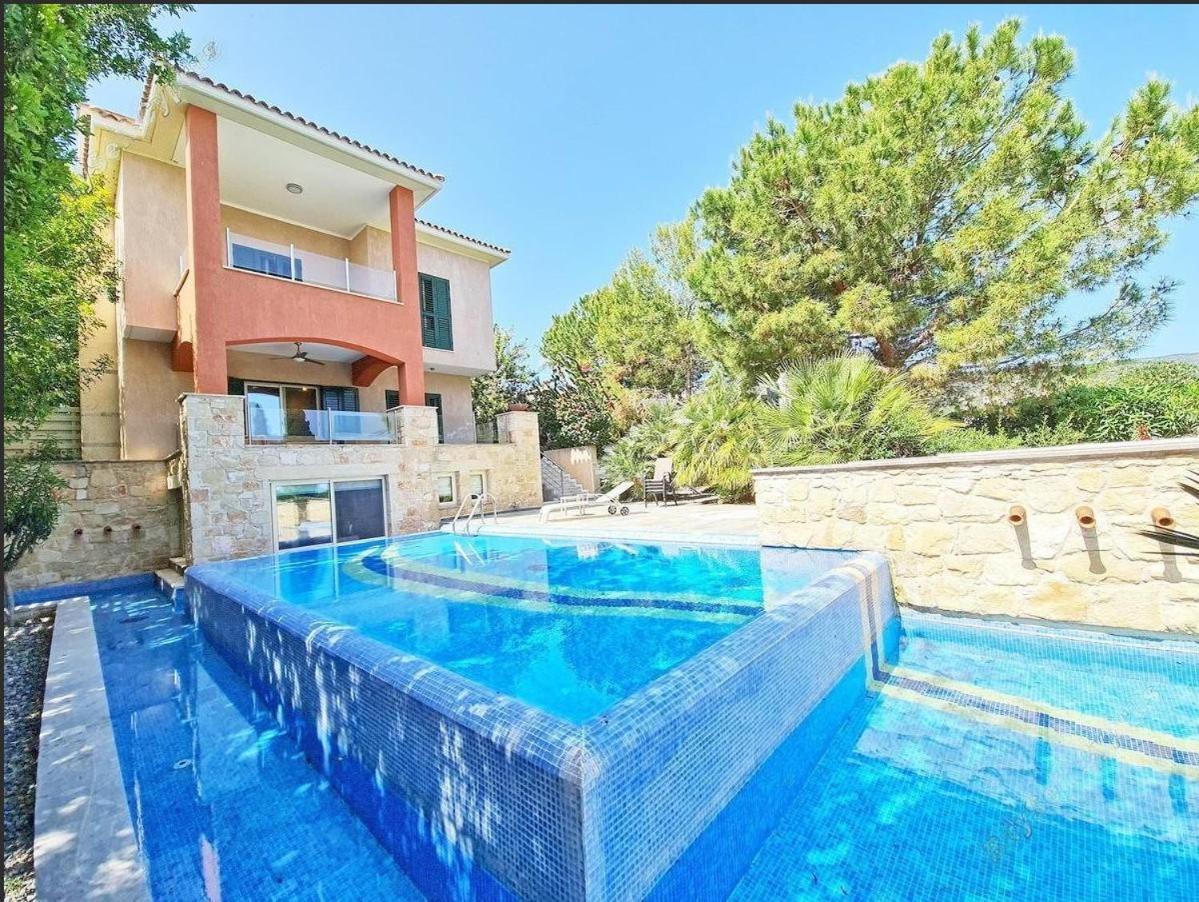 Amorosa Beach 6 Villa *